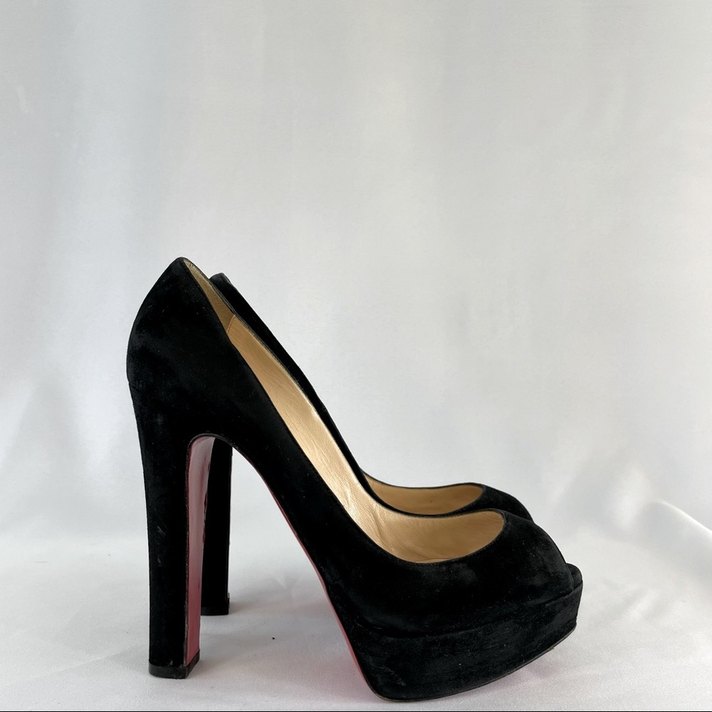 Christian Louboutin peep toe pump. Size 38.5